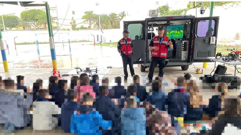 Imagen de la visita de la Unidron al colegio / TA